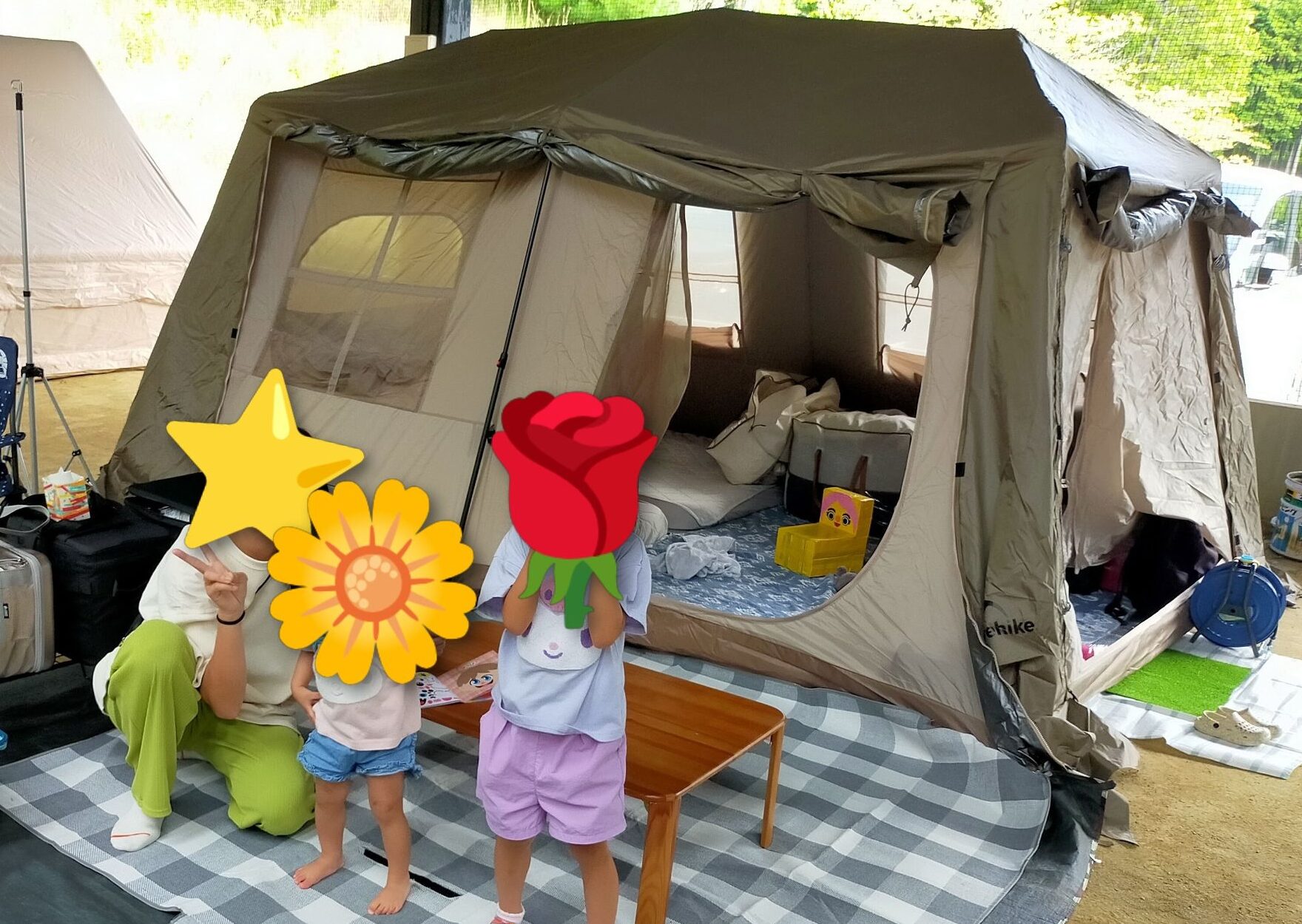 ワンタッチテントNaturehike village13.0で家族4人がキャンプを楽しむ様子